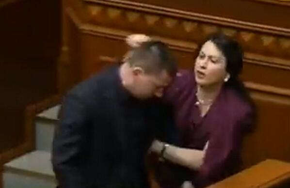 BksOOrOCQAAVhTU.jpg