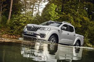 Renault_Water_2017_Alaskan_Worldwide_Silver_color_531189_300x200.jpg