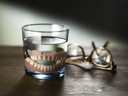 depositphotos_74356991-stock-photo-dentures-in-a-glass-of.jpg