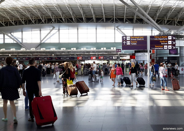 borispol_terminal_full_of_passengers.jpg