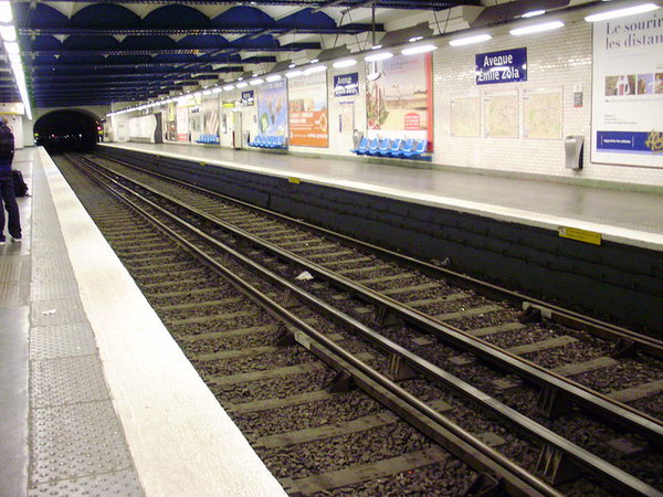 800px-Avenue_Émile_Zola_métro_02.jpg